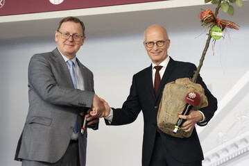 bergabe des Staffelbaumes von Ministerprsident Bodo Ramelow an Hamburgs Ersten Brgermeister Dr. Peter Tschentscher
