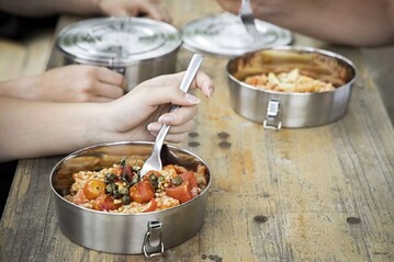 Der Take Away-Markt boomt  insbesondere seit der Corona-Pandemie bieten die meisten Restaurants und Cafs ihr Essen auch zum Mitnehmen an. Dies bringt jedoch auch vermllte Grnanlagen, vollgestopfte Mlleimer und sehr viel Verpackungsmaterial  oft aus Plastik und Aluminium  mit sich. 
Tiffin Loop, das erste deutsche plastikfreie Mehrwegsystem, wirkt dem entgegen  und zwar, ohne auf Take Aways verzichten zu mssen. 