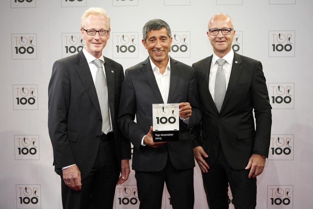 Die ALOIS KOBER GMBH aus Ktz gehrt zum vierten Mal zu den Top 100. Unser Foto zeigt (von rechts): Harald Hiller (Geschftsfhrer ALOIS KOBER GmbH), Ranga Yogeshwar und Dr. Klaus Wilhelm (Entwicklungsleiter ALOIS KOBER GmbH) bei der diesjhrigen Verleihung des TOP 100 Award in Essen.