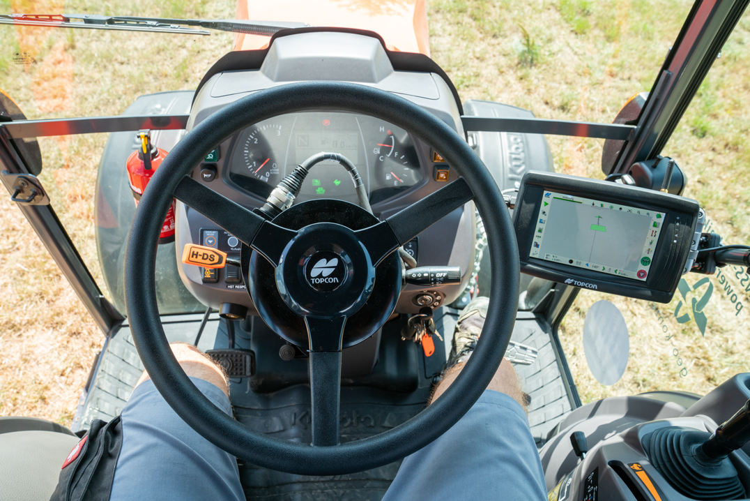 Wesentliche Komponenten des Parallelfahrsystems sind in der Kabine des Traktors angeordnet: eine Touchscreen-Bedieneinheit und ein Lenkradmotor.