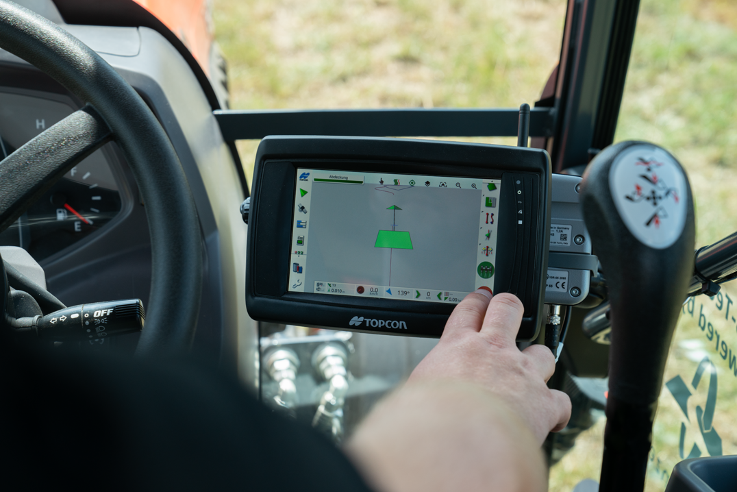 Der Fahrer programmiert den im Kompakttraktor integrierten Lenkcontroller ber die seitlich positionierte Touchscreen-Bedienkonsole.