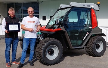 REFORM-Marketingleiter Martin Dachs (rechts im Bild) und Produktmanager David Baumgartner mit dem siegreichen Metrac H75 pro der in Bologna die internationale Auszeichnung Tractor of the Year 2022 erhielt. 