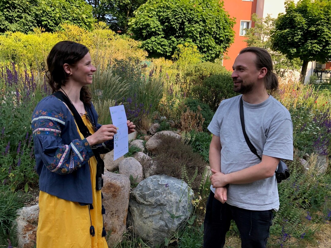 Peter Müller, Mitarbeiter der Stiftung für Mensch und Umwelt, nimmt die Gold-Auszeichnung für den Naturgarten in der General-Barby-Straße entgegen.