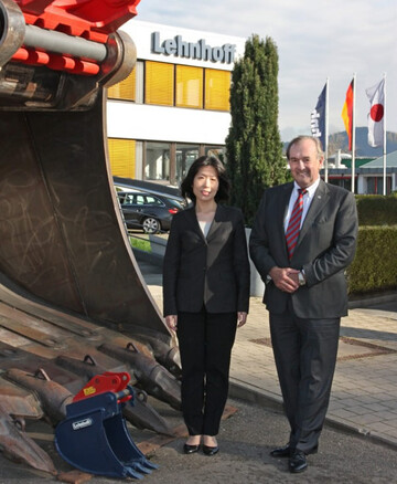 Keiko Fujiwara (Prsidentin Komatsu EU (KEISA), Peter A. Lehnhoff (geschftsfhrender Gesellschafter) anlsslich der Vorstellung von Frau Fujiwara auf der Lehnhoff-Betriebsversammlung am 9. November 2015 in Baden-Baden