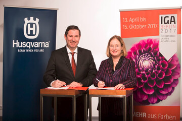 Hans-Joachim Endress, Geschftsfhrer von Husqvarna Deutschland und IGA-Geschftsfhrerin Katharina Langsch bei der Vertragsunterzeichnung fr die Zusammenarbeit