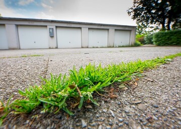 Unkrautvernichter drfen nur auf grtnerisch genutzten Flchen im Hausgarten angewendet werden. Generell verboten ist der Einsatz hingegen auf Garagenzufahrten, Wegen, Brgersteigen, Terrassen, Straen, Parkpltzen und Hofflchen. Dies gilt nicht nur fr Pflanzenschutzmittel, die zur Unkrautvernichtung zugelassen sind, sondern auch fr Essig, Salz, Grnbelagsentferner und Steinreiniger.