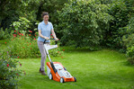 Mit dem Akku-Mäher STIHL RMA 339 C ist das Rasenmähen schnell, leise und ohne Abgase erledigt.