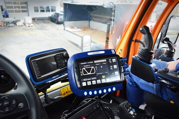 Der Gmeiner Yeti 4000 W auf einem Unimog U530. Gut zu sehen ist der zwischen Streuautomat und Fahrerhaus montierte Transport-Rahmen, der den Frontausleger-Mhkopf aufnimmt.