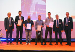 Preisträger: VDBUM-Präsident Peter Guttenberger (r.) und die Vorstandsmitglieder Dirk Bennje (l.) und Prof. Jan Scholten (2.v.l.) mit den Gewinnern des VDBUMFörderpreises 2022 und dem Preisträger des Sonderpreises für Start-ups.