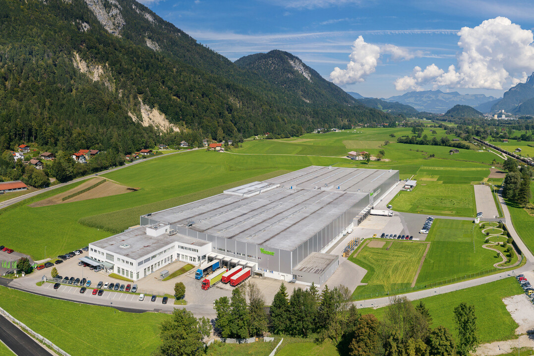 Im VIKING Kompetenzzentrum im österreichischen Langkampfen waren 2014 350 Mitarbeiter beschäftigt. Auf über 63.000 m² werden neben VIKING Produkten auch zahlreiche Elektro- und Akku-Geräte für STIHL gefertigt.