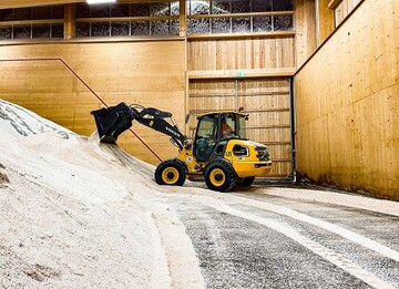 Seit Ende Dezember ist der deutschlandweit erste ausgelieferte elektrische Radlader
von Volvo bei den Rheinlndern in Betrieb. 