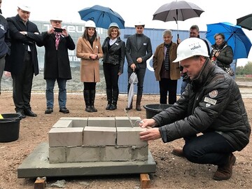 Zweiter v.l. Rainer Burelbach (Brgermeister Heppenheim), daneben: Iris Verhoeven, Jos Verhoeven, Martijn Verhoeven und weitere Teilnehmer; Frank Evers (Geschftsfhrer Wilhelm Schfer GmbH) beim Grundsteinlegen.