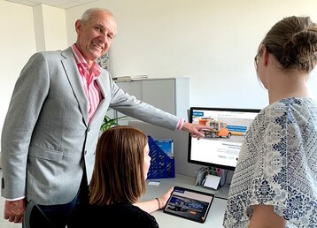 Geschftsfhrer Mag. Peter Knor prsentiert die neue Website von LogicLine.