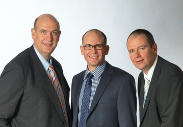 Leiteten bislang die Geschfte des schwbischen Maschinenbauers Wiedenmann GmbH: Horst, Uwe und Jrgen Wiedenmann (v.l.n.r.). Mit dem Ausscheiden Jrgen Wiedenmanns bernehmen seine Brder die Unternehmensfhrung als Doppelspitze 