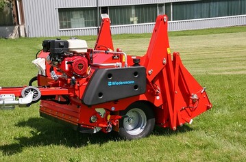 Neuer Anstrich: Der Core Recycler von Wiedenmann zum Einsammeln und Wiederaufbereiten von Erdkegeln nach dem Aerifizieren wird als erste Maschinenserie auf die neue Farbe RAL 3020 umgestellt.