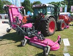 Serienfertigung gestartet: Wiedenmanns neues Hochleistungsmähwerk Tricut mit drei Mäheinheiten für den Einsatz an Schleppern. Im Bild die Vorstellung der Neuheit in pinker Show-Lackierung auf der letzten Demopark. Die Serienmaschinen werden wie bekannt rot lackiert.