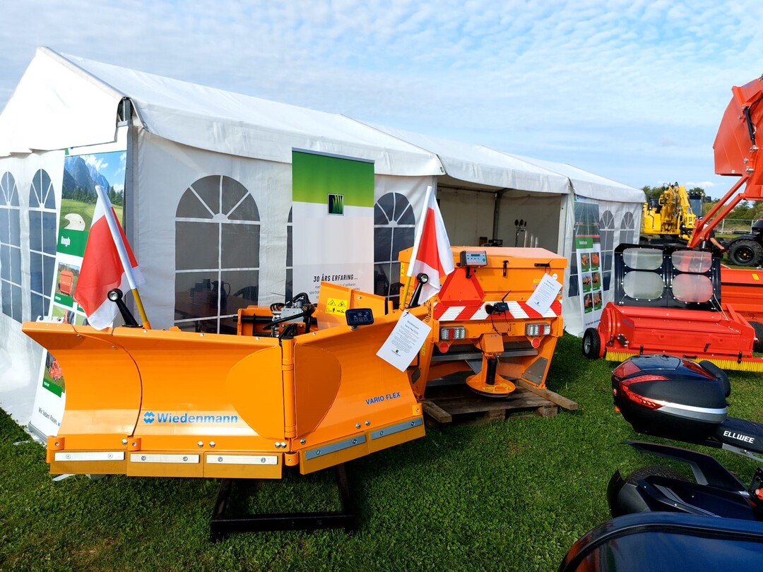 Schneeschild Vario Flex und Streuer Ice Master von Wiedenmann jüngst auf einer Messe: Die technisch aufeinander abgestimmte Kombination ist derzeit vergünstigt beim Hersteller erhältlich.