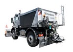 Fit gemacht für den Winterdienst: ein Unimog U 530 mit Schneepflug Bucher Polyx LN30 (3.000mm Pflugbreite) und einem Sole-Streuautomaten Bucher Yeti L55 (5.500 Liter).