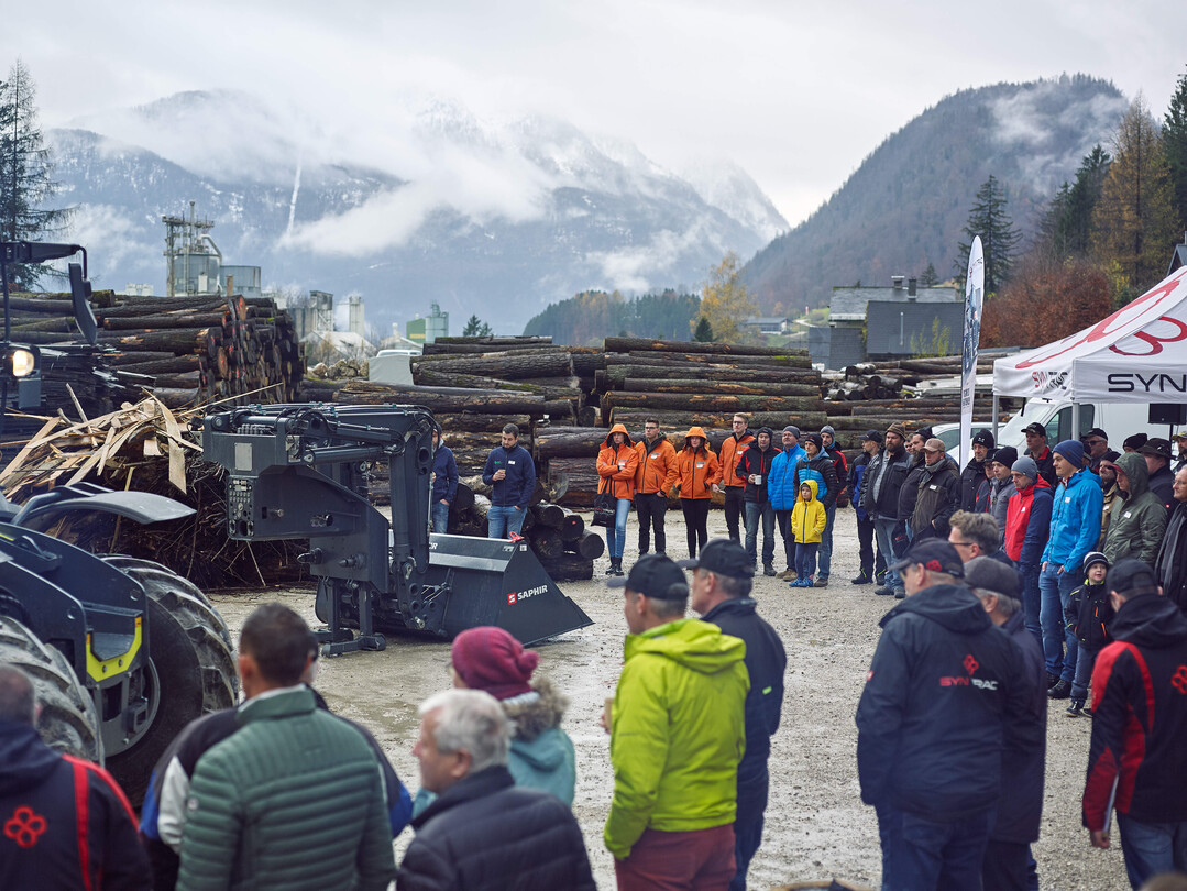 Syn Trac ST420 und ST Frontlader beim Andocken
