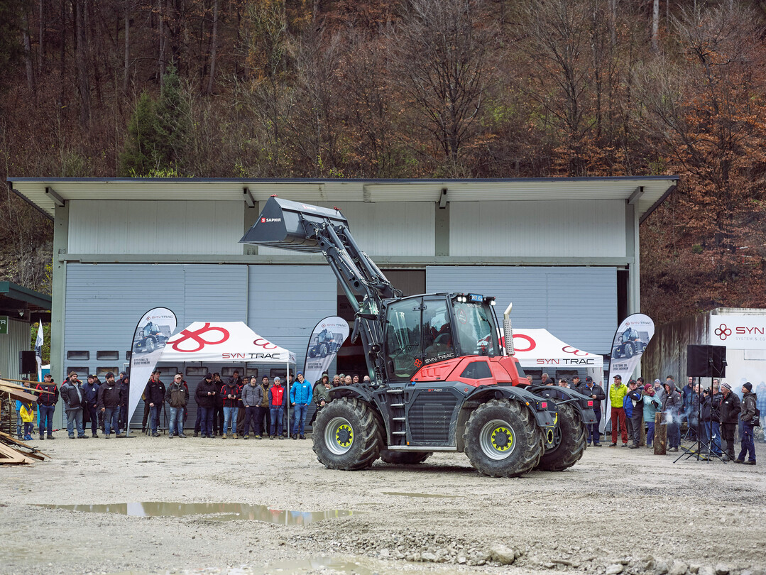 Syn Trac ST420 und ST Frontlader angedockt