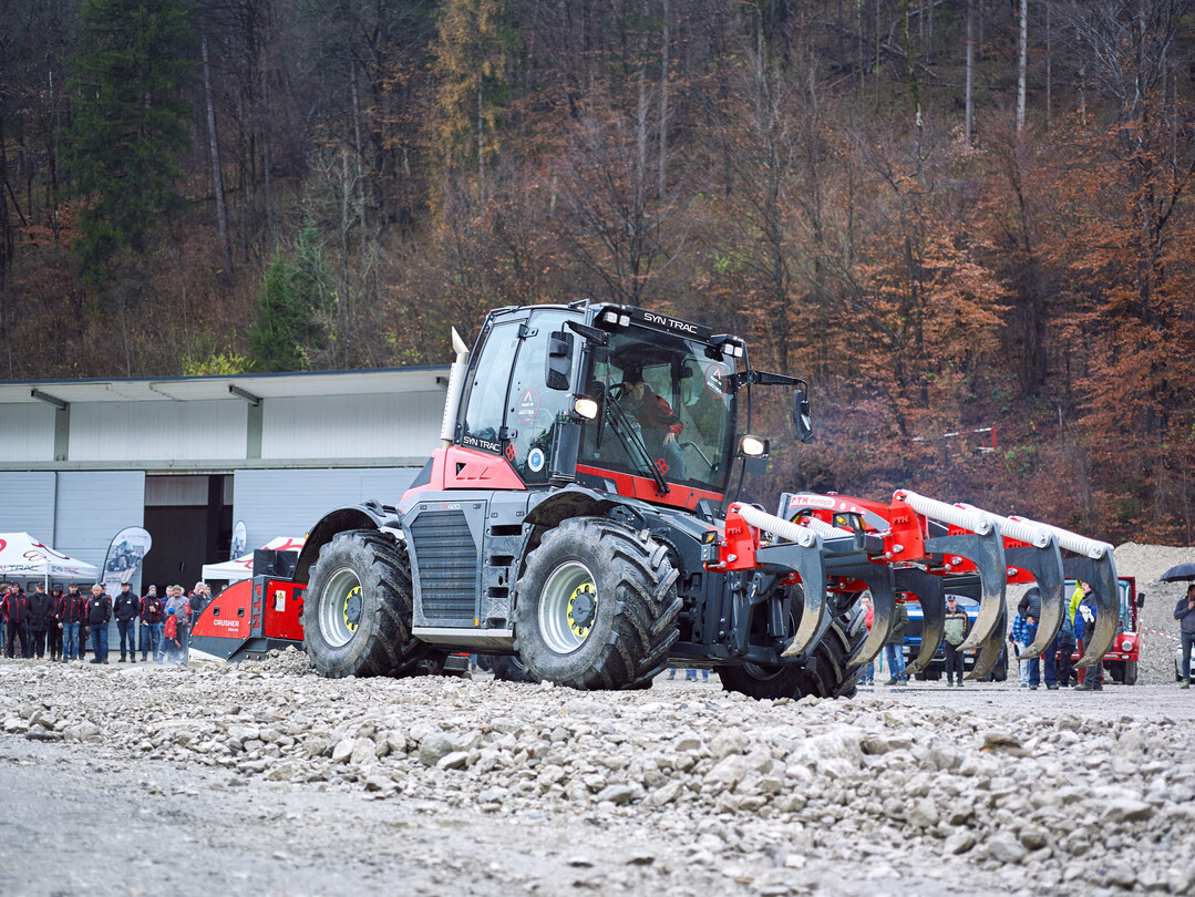 Syn Trac ST420, PTH Ripper und PTH crusher 250 RS
