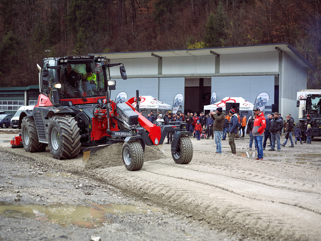 Syn Trac ST420, PTH Speedy Grader und PTH compactor 75HDS