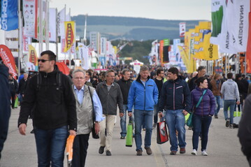 Trotz Schauerwetter strmten die Fachbesucher unverdrossen ber das demopark-Gelnde auf dem Flugfeld Kindel bei Eisenach.