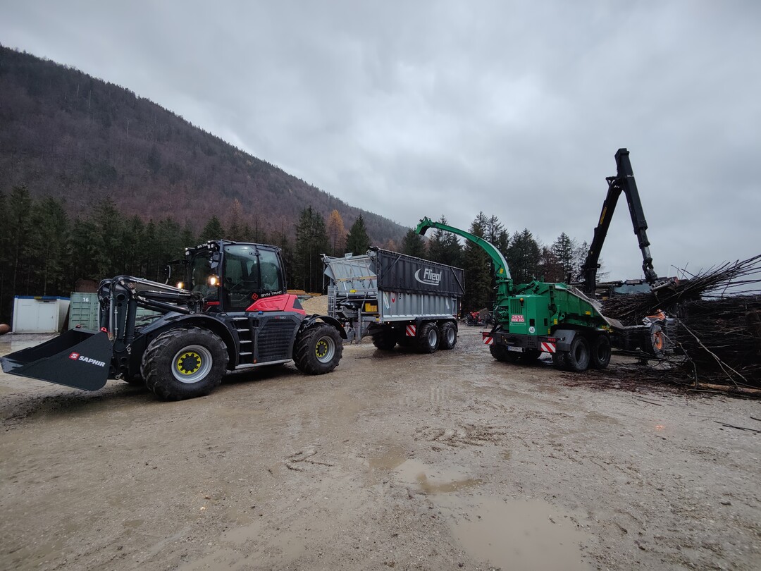 Zwei Gespanne: Syn Trac ST420 und Schwerlastmulde sowie Syn Trac ST420 und Hacker Jenz