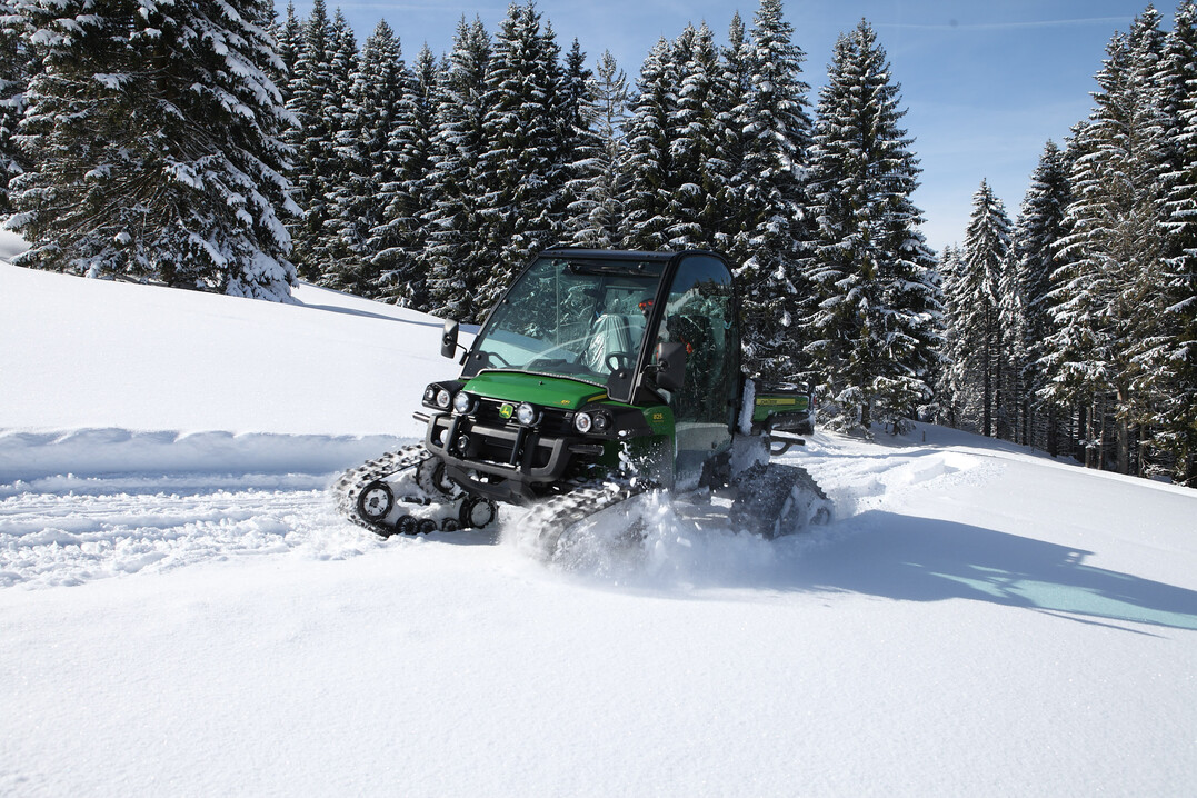 John Deere Gator-Nutzfahrzeuge mit Raupen im Einsatz.